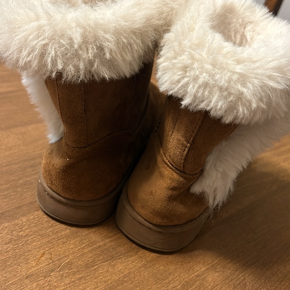 Kohl’s faux suede boots with white fur around rim. In size 5. - Picture 3 of 5